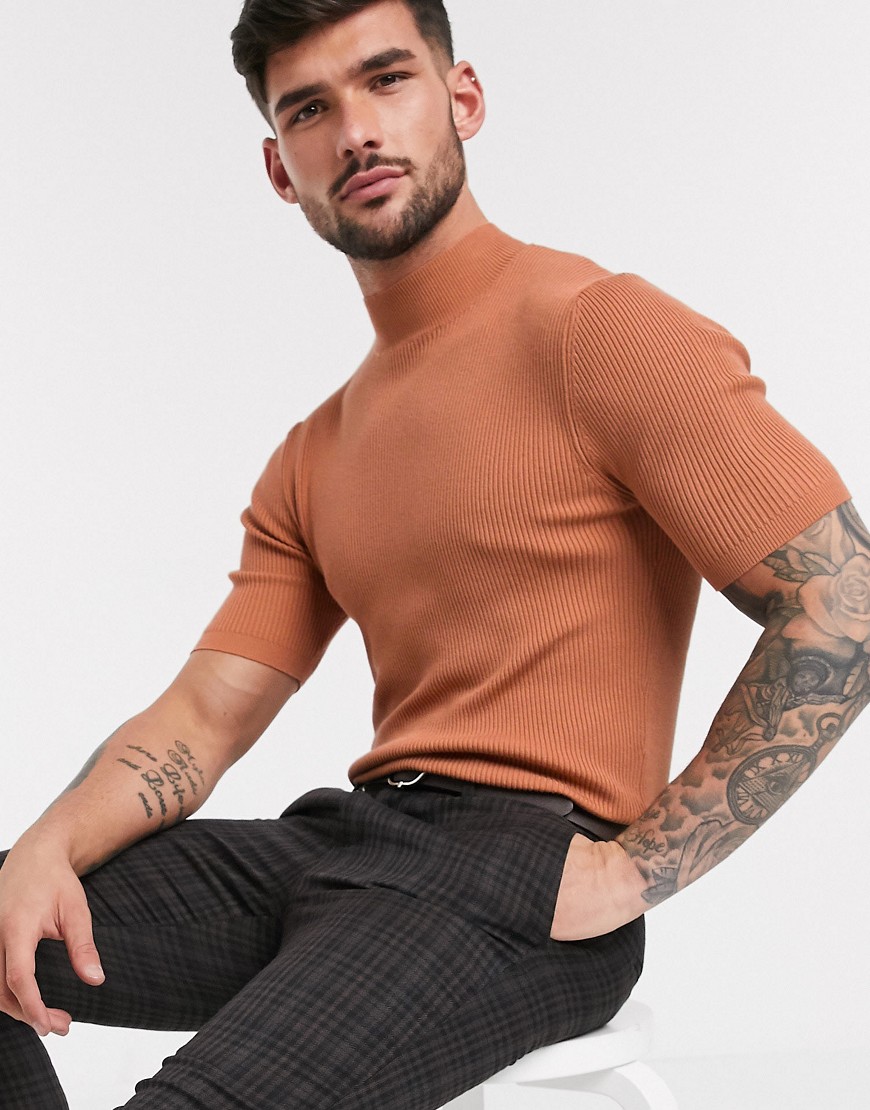ASOS DESIGN - T-shirt in maglia con collo alto color cuoio