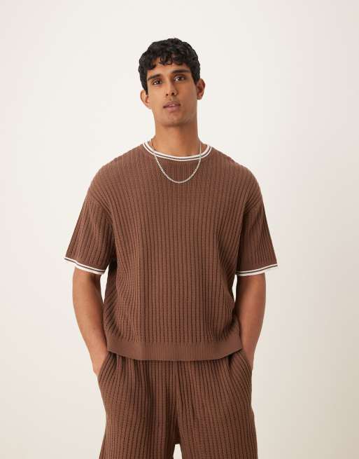 ASOS DESIGN - T-shirt in maglia oversize marrone con righe color crema sui bordi