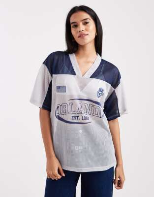 ASOS DESIGN - T-Shirt in Marineblau aus Airtex-Material im Fußball-Design