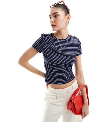 ASOS DESIGN - T-Shirt in Marineblau gestreift mit verdrehtem Detail vorne-Bunt