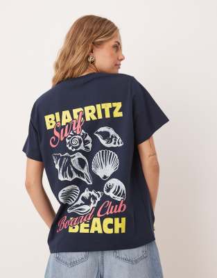 ASOS DESIGN - T-Shirt in Marineblau mit „Biarritz"-Muschelgrafik in regulärer Passform