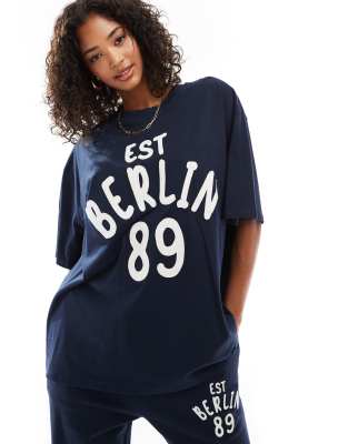 ASOS DESIGN - T-Shirt in Marineblau mit normalem Schnitt und „Berlin"-Applikationsprint, Kombiteil