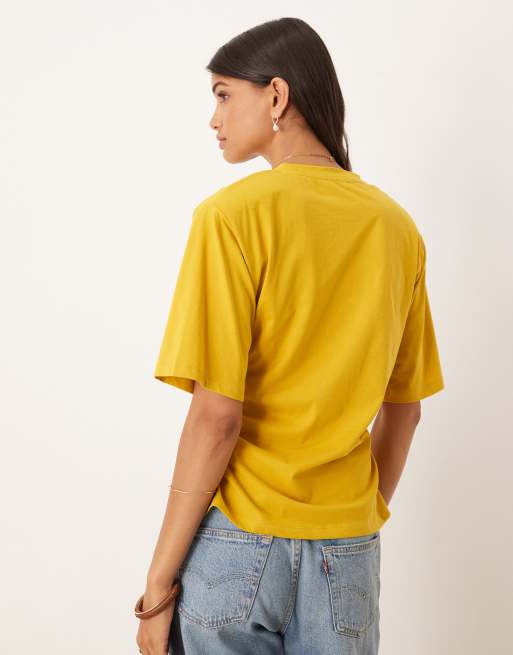 ASOS DESIGN – T-Shirt in Ocker mit Schulterpolstern und geraffter Taillenpartie, 4 von 4