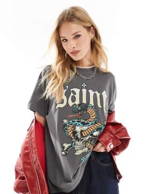 ASOS DESIGN - T-Shirt in Oil-Waschung mit normalem Schnitt und „Saint"-Print im Rock-Design-Grau