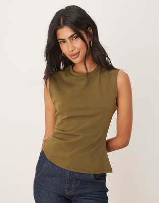ASOS DESIGN - T-Shirt in Olivgrün mit Taillendetail, asymmetrischem Design und betonten Schultern