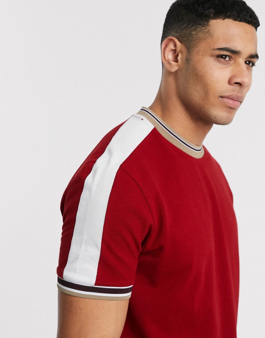 ASOS DESIGN - T-shirt in piqué rossa con pannello sulle spalle e profili a contrasto-Rosso