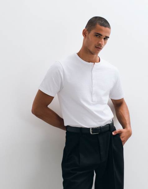 ASOS DESIGN T-Shirt in Regular Fit mit Henley-Ausschnitt in Weiß aus Seersucker - view 1