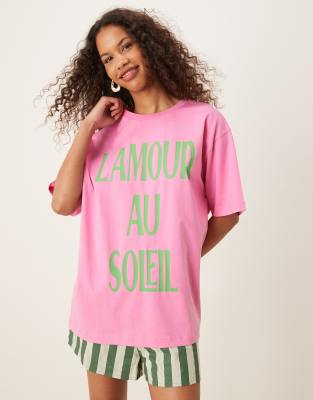 ASOS DESIGN - T-Shirt in Rosa mit L'Amour Au Soleil"-Grafikprint und normaler Passform