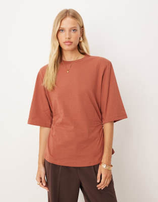 ASOS DESIGN - T-Shirt in Rostrot mit Schulterpolstern und betonter Taille-Orange