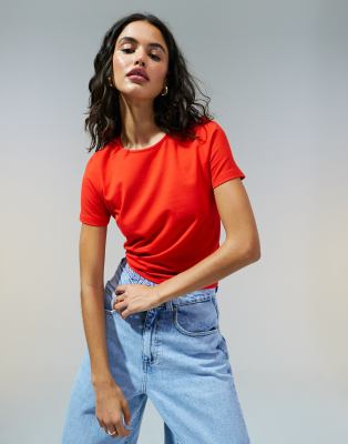 ASOS DESIGN - T-Shirt in Rot mit kurzem, figurbetontem Schnitt