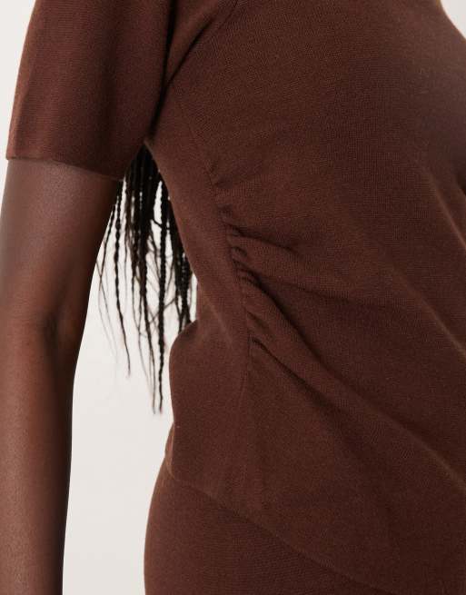 ASOS DESIGN – T-Shirt in Schokobraun mit asymmetrisch geraffter Seite, Kombiteil, 3 von 4