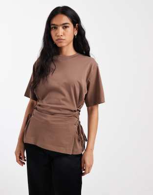 ASOS DESIGN - T-Shirt in Schokobraun mit seitlicher Schnürung-Brown