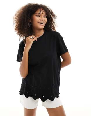 ASOS DESIGN - T-Shirt in Schwarz mit besticktem Saum