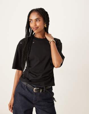 ASOS DESIGN - T-Shirt in Schwarz mit Korsetttaille und ringförmigen Nieten