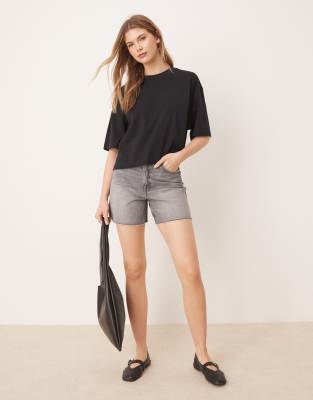 ASOS DESIGN - T-Shirt in Schwarz mit kurzem, kastigem Schnitt