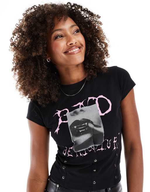 ASOS DESIGN – T-Shirt in Schwarz mit rosafarbenem Druck, Nieten und Korsettdetail in der Taille