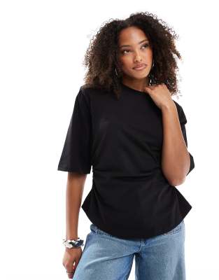 ASOS DESIGN - T-Shirt in Schwarz mit Schulterpolstern und geraffter Taille