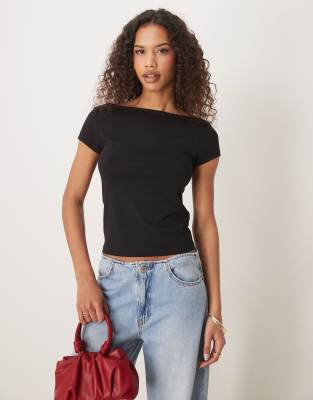 ASOS DESIGN - T-Shirt in Schwarz mit V-Rückenauschnitt