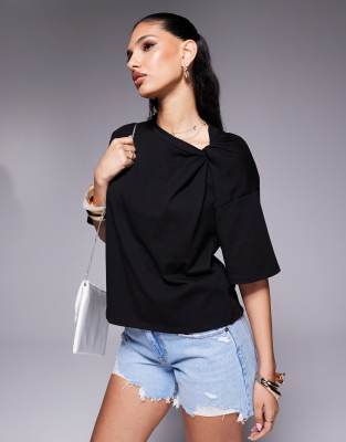 ASOS DESIGN - T-Shirt in Schwarz mit verdrehtem Detail an der Schulter