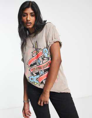 ASOS DESIGN - T-Shirt in Stein mit bestrasster „True Love"-Dolch-Grafik-Neutral