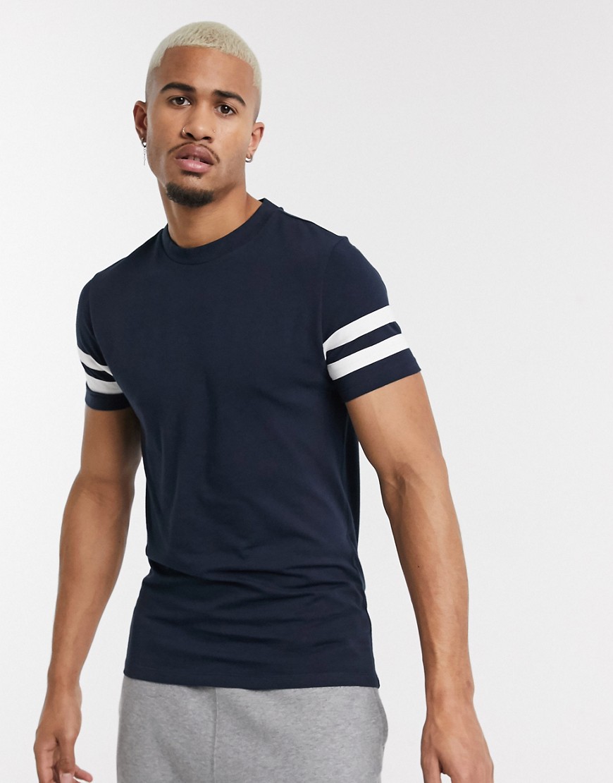 ASOS DESIGN - T-shirt in tessuto organico blu navy con righe a contrasto sulle maniche