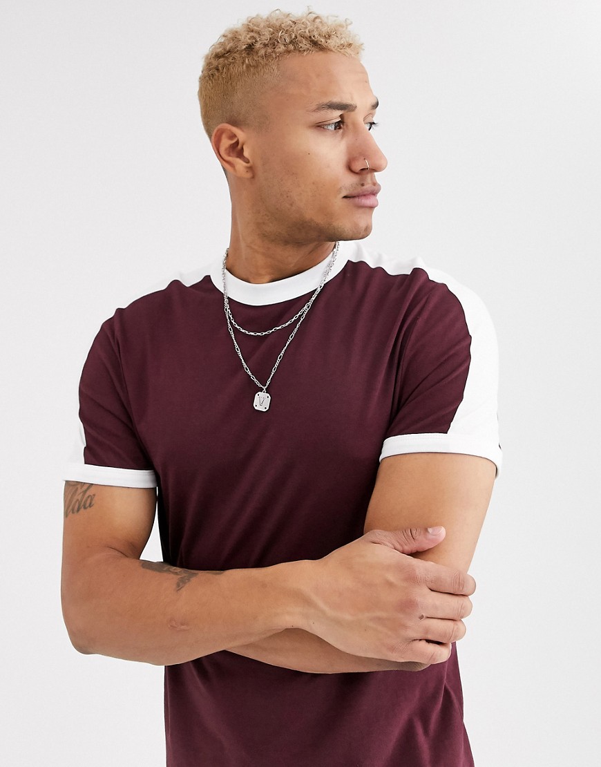 ASOS DESIGN - T-shirt in tessuto organico bordeaux con pannello a contrasto sulle spalle-Rosso