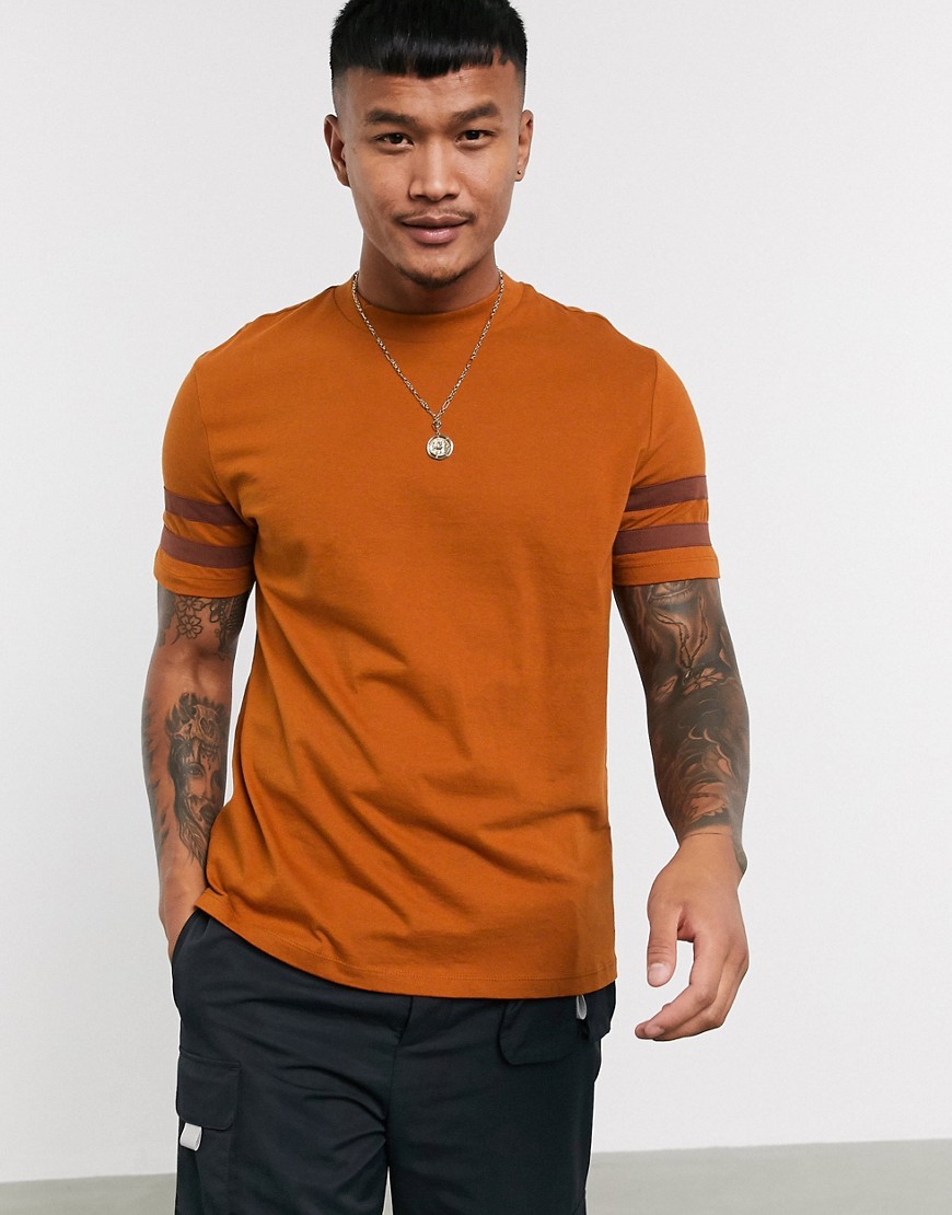 ASOS DESIGN - T-shirt in tessuto organico marrone con righe a contrasto sulle maniche
