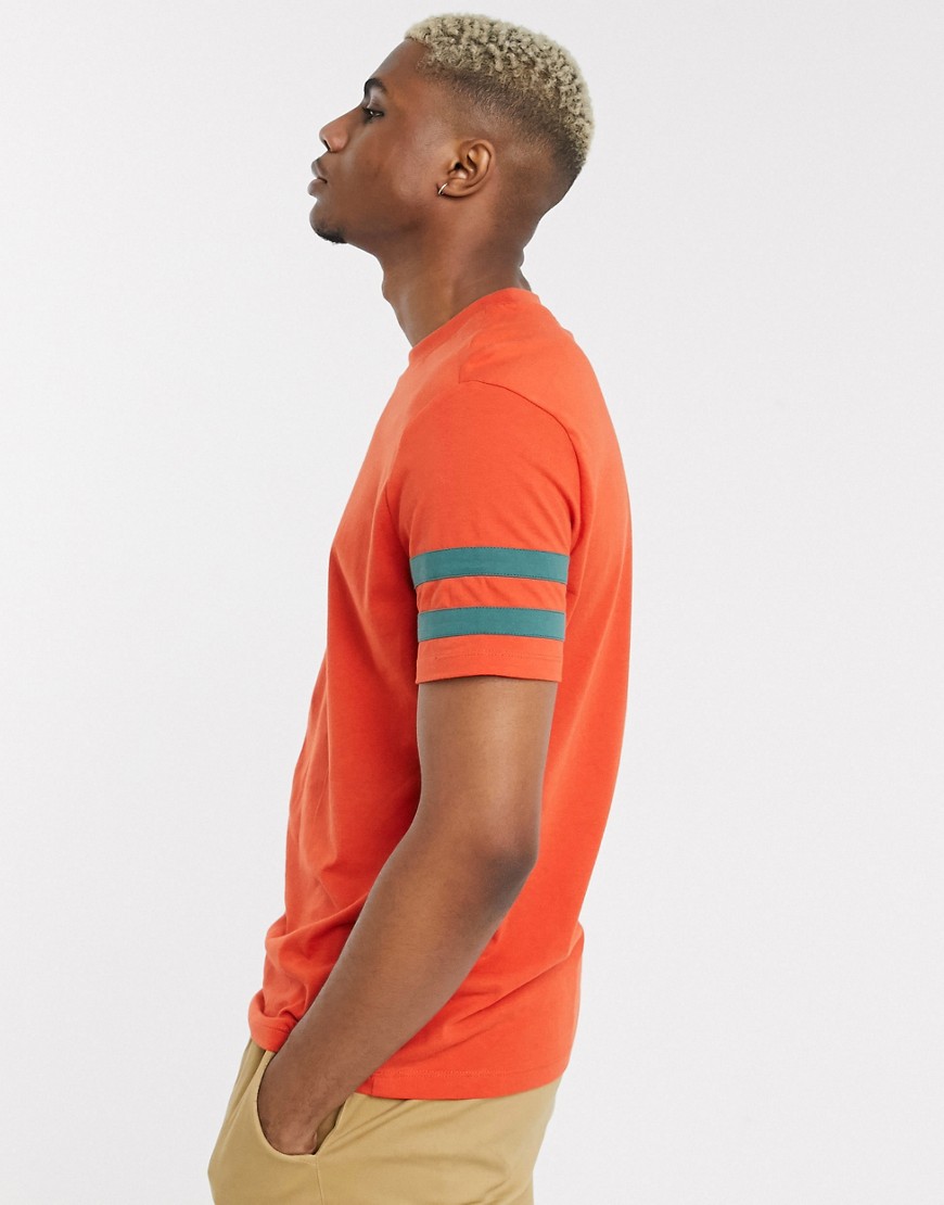 ASOS DESIGN - T-shirt in tessuto organico rossa con maniche a righe a contrasto-Rosso