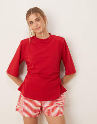 ASOS DESIGN - T-Shirt in Tomatenrot mit Schulterpolstern und betonter Taille