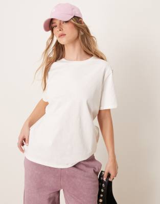 ASOS DESIGN - T-Shirt in verwaschenem Creme mit normalem, lockerem Schnitt und ungesäumten Kanten-Weiß