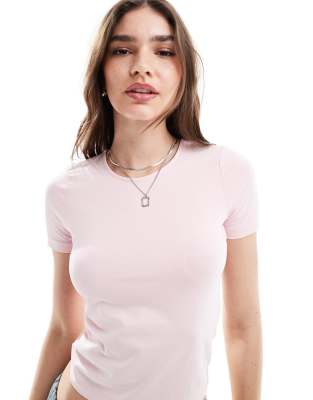 ASOS DESIGN - T-Shirt in verwaschenem Rosa mit kurzem, figurbetontem Schnitt