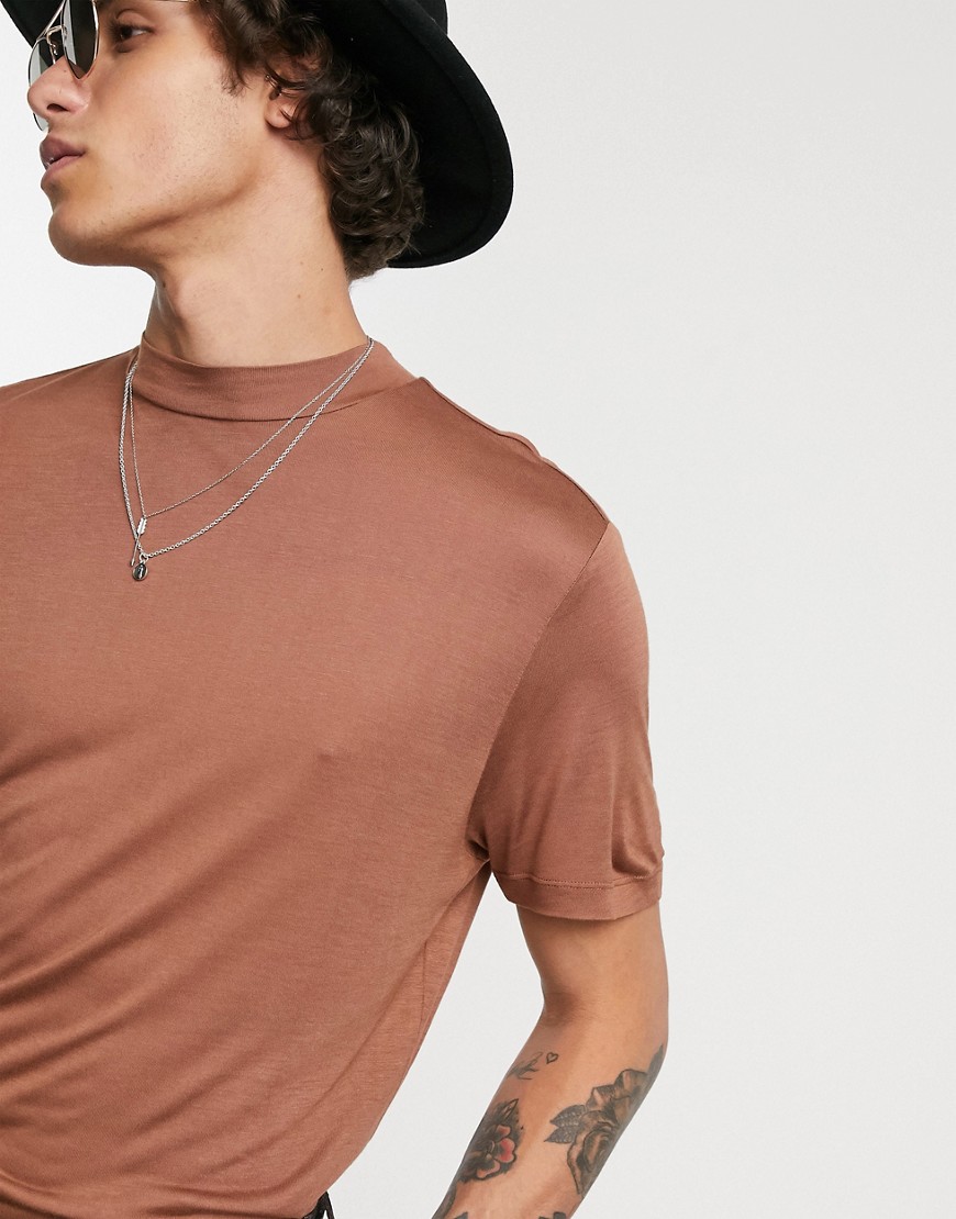 ASOS DESIGN - T-shirt in viscosa drappeggiata marrone con collo alto