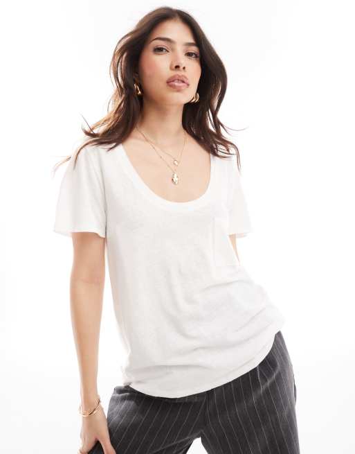 ASOS DESIGN – T-Shirt in Weiß in Leinenoptik mit U-Ausschnitt und Brusttasche
