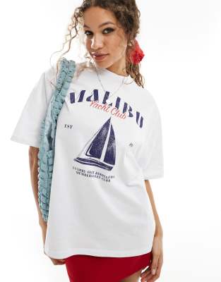 ASOS DESIGN - T-Shirt in Weiß mit Boyfriend-Passform und „Malibu Yacht"-Grafik