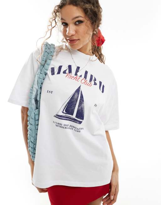 ASOS DESIGN – T-Shirt in Weiß mit Boyfriend-Passform und „Malibu Yacht“-Grafik