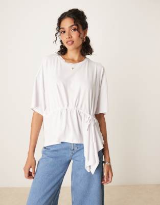 ASOS DESIGN - T-Shirt in Weiß mit elastischer Taille und Zipfelsaum