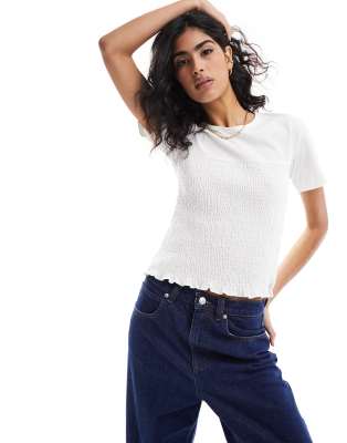 ASOS DESIGN – T-Shirt in Weiß mit gesmokter Taille