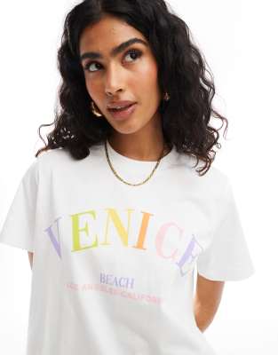 ASOS DESIGN - T-Shirt in Weiß mit normalem Schnitt und „Venice Beach"-Grafikprint auf der Brust