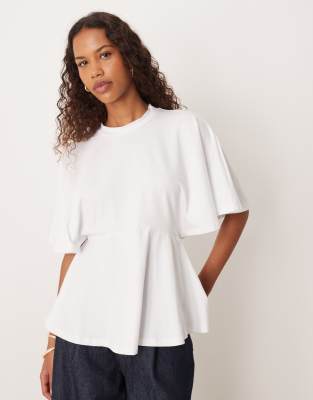 ASOS DESIGN - T-Shirt in Weiß mit Schößchensaum, betonter Taille und Flügelärmel