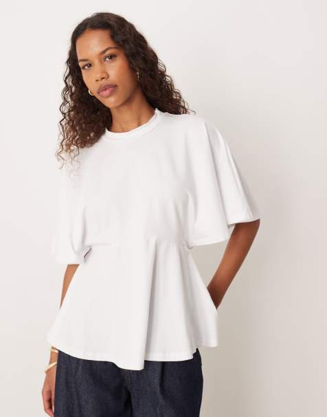 ASOS DESIGN – T-Shirt in Weiß mit Schößchensaum, betonter Taille und Flügelärmel - view 1