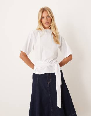 ASOS DESIGN - T-Shirt in Weiß mit Stehkragen und Schärpendetail zum Binden in der Taille
