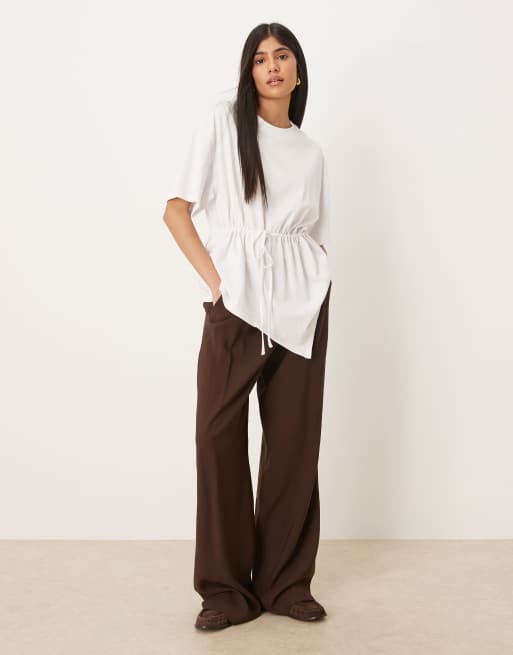 ASOS DESIGN – T-Shirt in Weiß mit Tunnelzug in der Taille und asymmetrischem Saum, 2 von 4