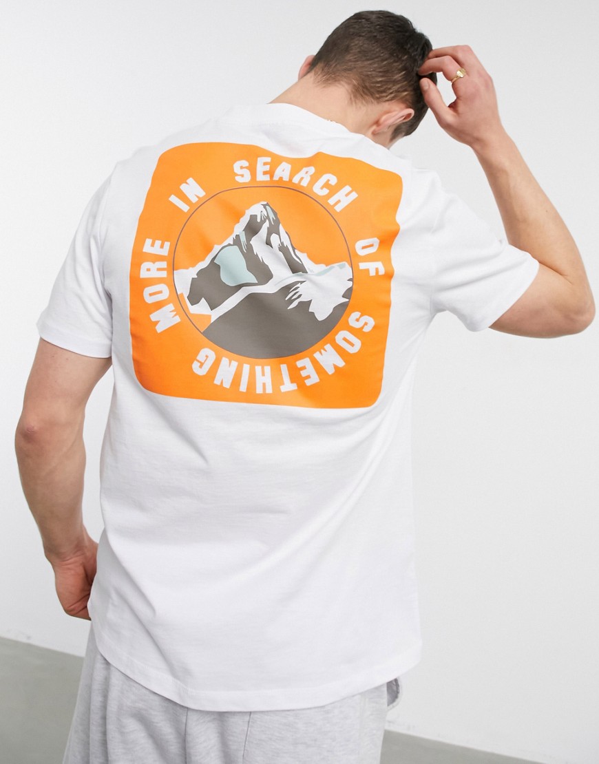 ASOS DESIGN - T-shirt in wit met bergprint op de achterkant