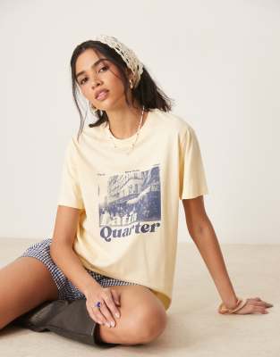ASOS DESIGN - T-Shirt in Zitronengelb mit „Latin Quarter"-Grafik in regulärer Passform