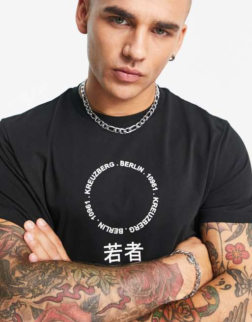 ASOS DESIGN - T-shirt in zwart met cirkelvormige stedenprint