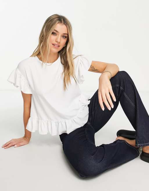ASOS DESIGN - T-shirt intrecciata con maniche e fondo con volant color avorio