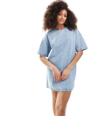 ASOS DESIGN - T-Shirt-Kleid aus Jeansstoff in verwaschenem Mittelblau