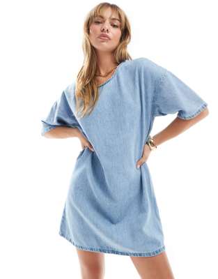 ASOS DESIGN - T-Shirt-Kleid aus Jeansstoff in verwaschenem Mittelblau