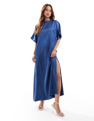 ASOS DESIGN - T-Shirt-Kleid aus Satin in Denimblau mit Midilänge