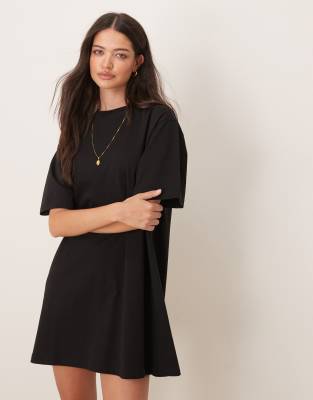 ASOS DESIGN - T-Shirt-Kleid in Schwarz mit Oversize-Schnitt und gestecktem Rückendetail